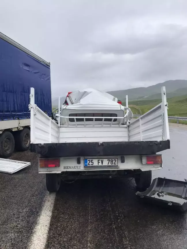 Son dakika haberleri! Erzurum'da tır ile pikabın çarpışması sonucu 2 kişi öldü