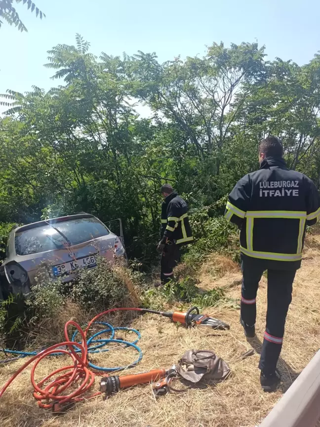 Kırklareli'nde şarampoldeki ağaçlara çarpan otomobildeki sürücü öldü, eşi ve 2 çocuğu yaralandı