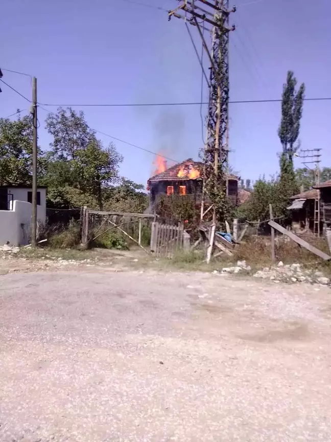 Sinop 3. sayfa haberi: Türkeli'de iki katlı ahşap ev kül oldu