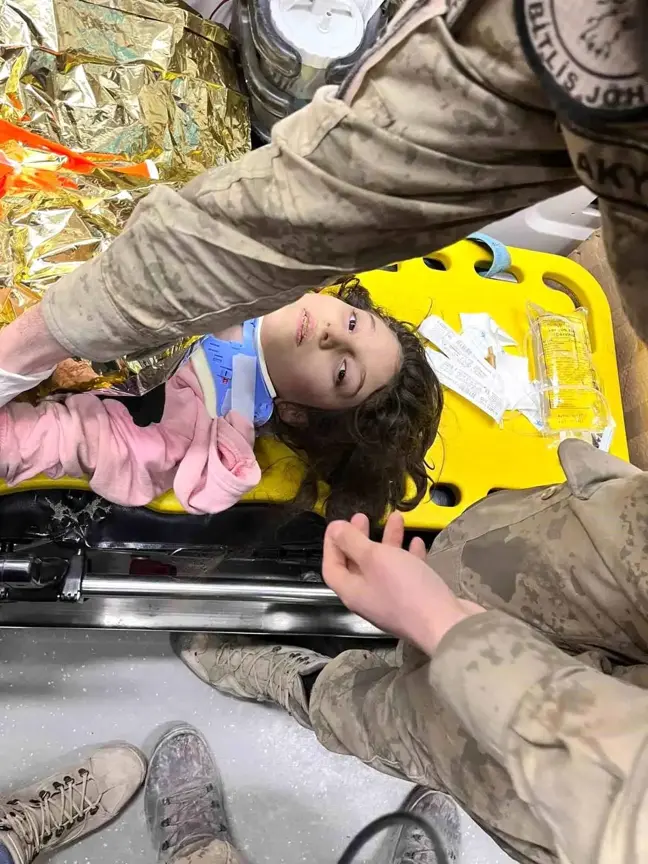 Bitlis JÖH, 160 saat sonra enkazdan Aysima'yı sağ olarak çıkardı