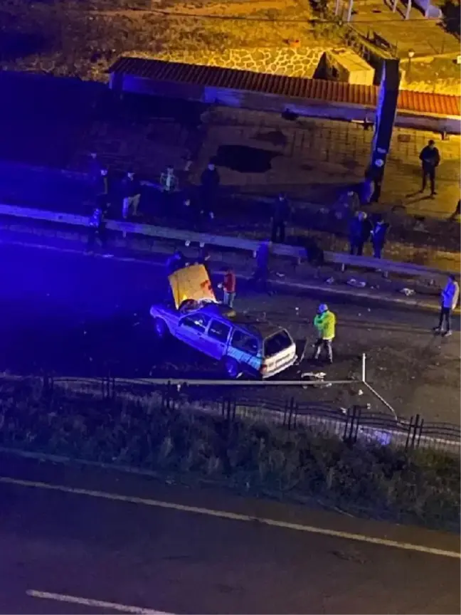 Karşı yöne geçen otomobil, aydınlatma direğine çarptı: 1 ölü, 1 yaralı