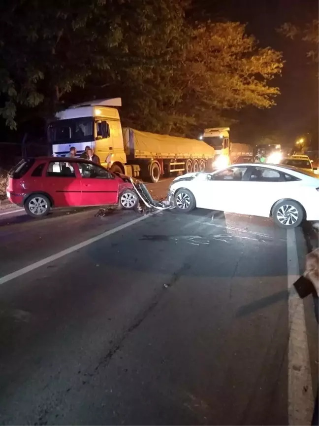 Çorlu'da Kafa Kafaya Çarpışan Otomobillerde 3 Kişi Yaralandı