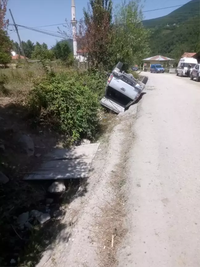 Kamyonet Şarampole Devrildi: 1 Ölü, 3 Çocuk Yaralı