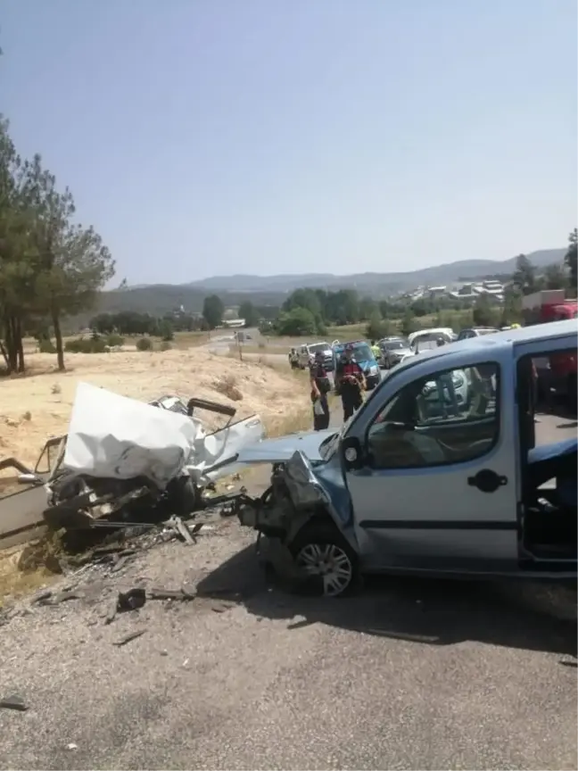 Bursa'da otomobil ile hafif ticari araç çarpıştı: 1 ölü, 2 ağır yaralı