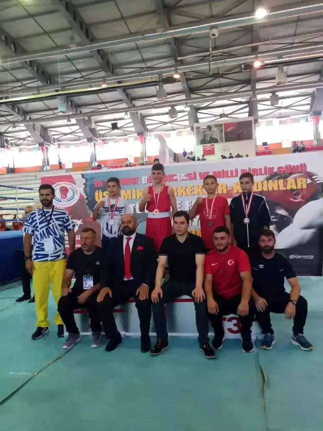 Bilecikli Sporcular 15 Temmuz Demokrasi ve Milli Birlik Günü Üst Minik Türkiye Ferdi Boks Şampiyonası'nda Başarı Elde Etti