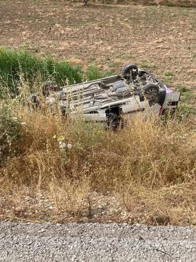 Afyonkarahisar'da Hafif Ticari Araç Şarampole Devrildi: 1 Ölü, 1 Yaralı