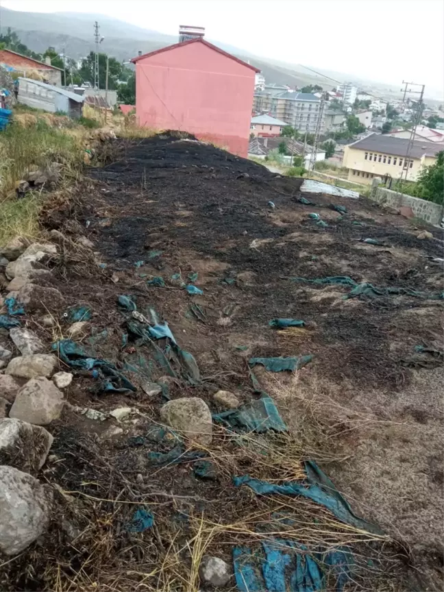 Erzurum'un Şenkaya ilçesinde çıkan yangında 2 ev yandı