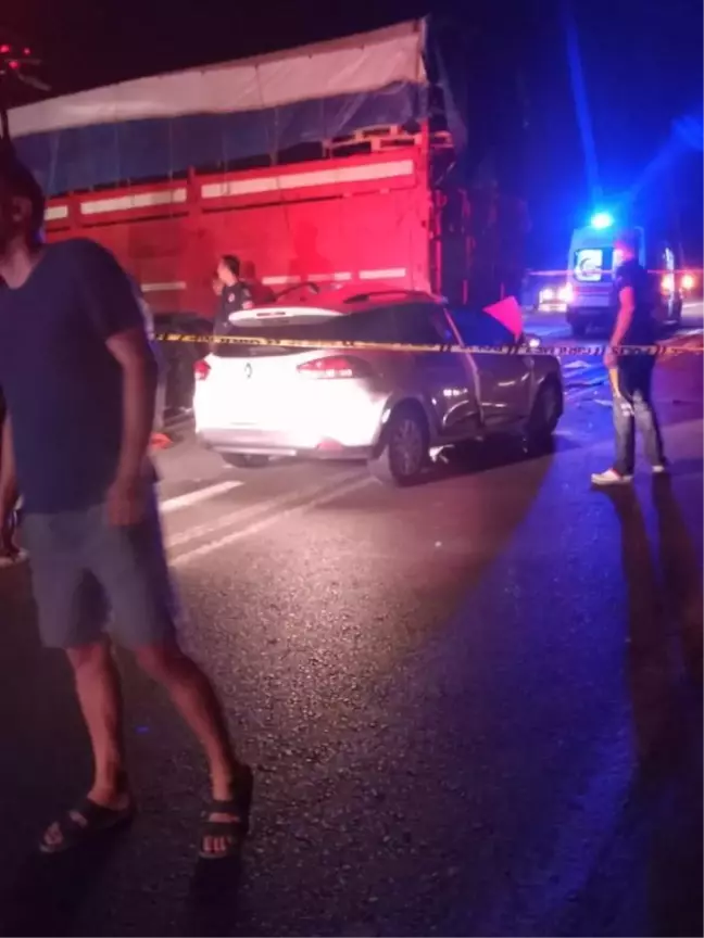 Manisa'da kamyona çarpan otomobilin sürücüsü hayatını kaybetti