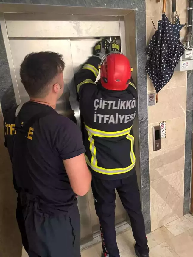 Yalova'da Asansörde Mahsur Kalan 5 Kişi İtfaiye Tarafından Kurtarıldı