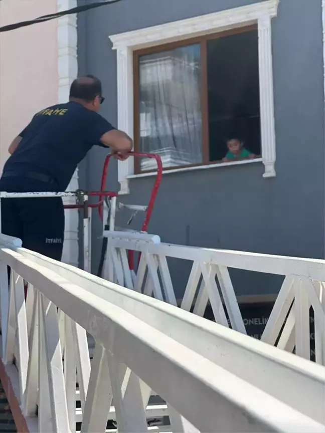 Yalova'da İtfaiye Ekipleri 3 Yaşındaki Çocuğu Kurtardı