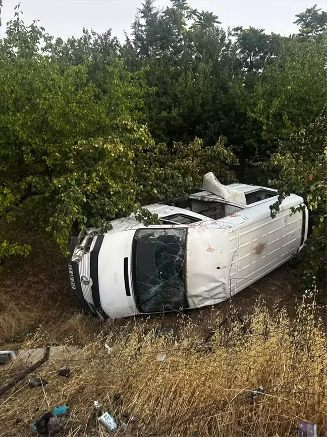Elazığ'da minibüs şarampole devrildi, 3 kişi yaralandı