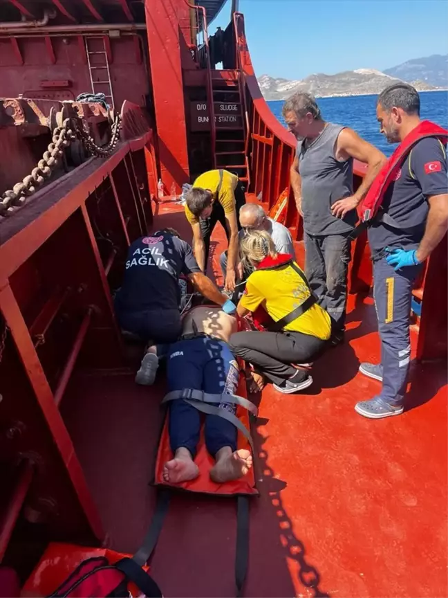 Antalya'da gemide rahatsızlanan kişi hastaneye kaldırıldı