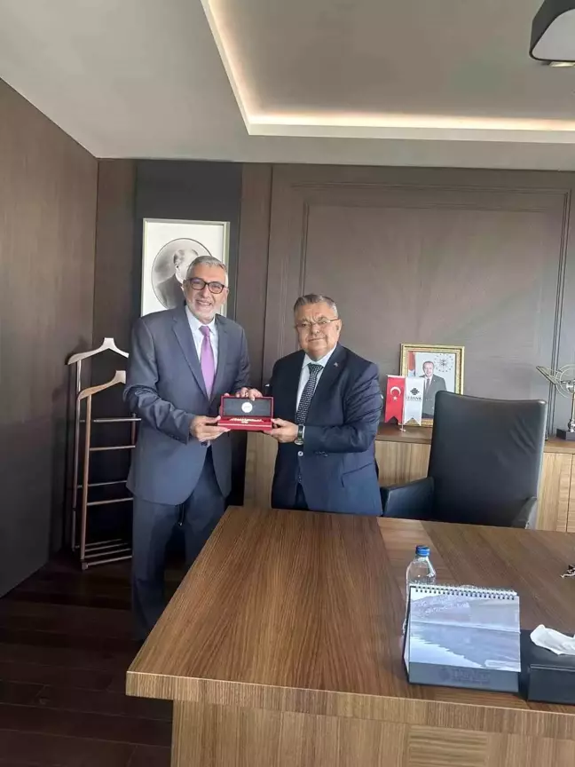 Eskişehir İnönü Belediye Başkanı Kadir Bozkurt, İLBANK Yönetim Kurulu Üyesi Selim Yağcı'yı ziyaret etti