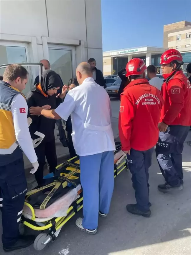 Burhaniye'de hastane tabelasına çarpan kamyonetin sürücüsü yaralandı