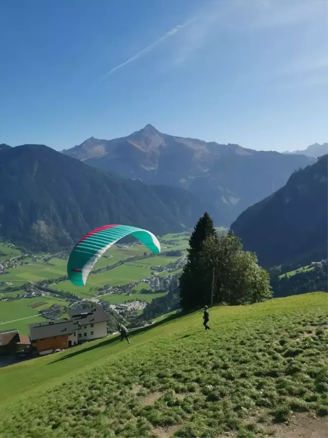 Türk paraşütçüler Alp Dağları'nda