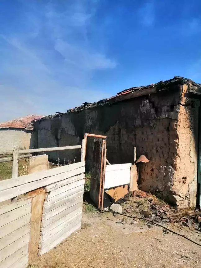 Konya'da Samanlık Yangını: Çok Sayıda Samanlık Kül Oldu