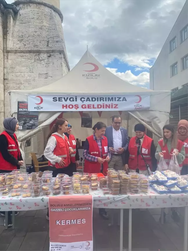 Türk Kızılay Bolu Şubesi Kadın Gönüllüleri Filistinli Öğrencilere Destek İçin Kermes Düzenledi