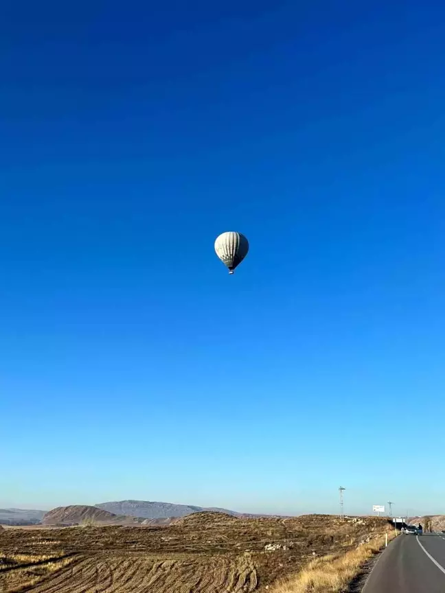 Sivas'ın Hafik ilçesinde görüntülenen sıcak hava balonu hayrete düşürdü