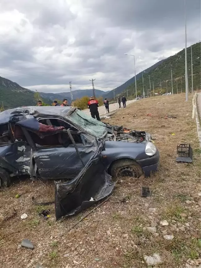 Amasya'da otomobilin aydınlatma direğine çarptığı kazada 3 kişi yaralandı