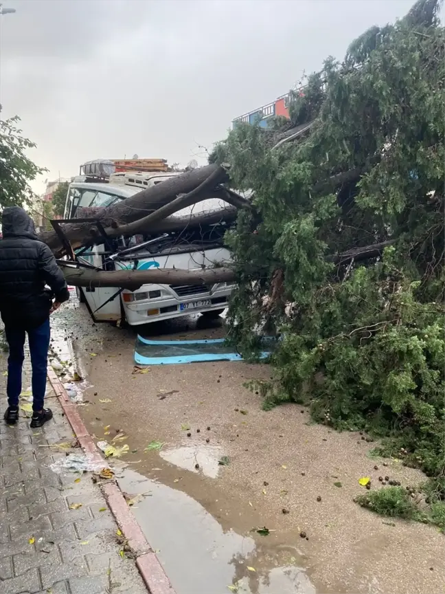 Adana'da Kuvvetli Rüzgar ve Sağanak Sonucu Oluşan Hasarlar