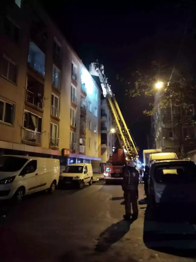 Sancaktepe'de Mahsur Kalan Vatandaşlar İtfaiye Tarafından Kurtarıldı