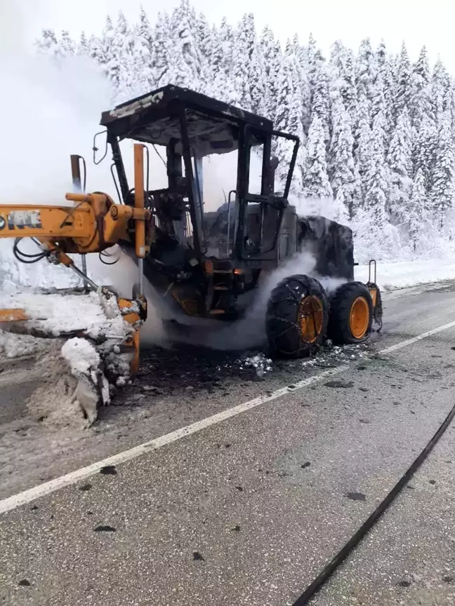 Kastamonu'da kar küreme çalışması yapan greyder yangında kullanılmaz hale geldi