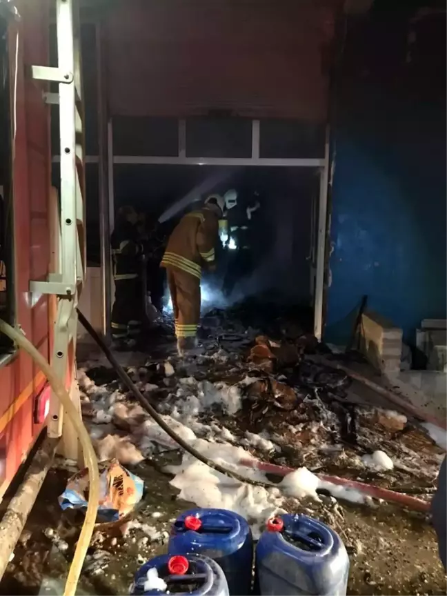 Hatay'da bir gıda deposunda yangın çıktı