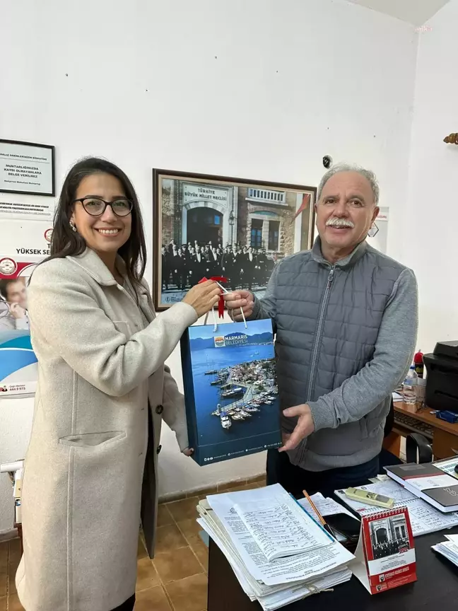 Marmaris Belediyesi Muhtarlara Yeni Yıl Hediyeleri Dağıttı
