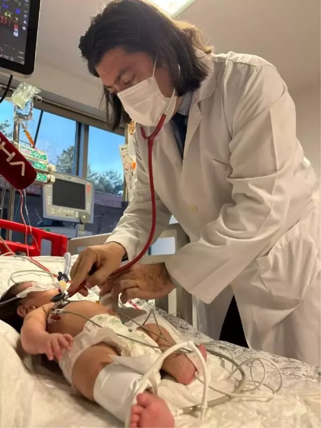 2 Aylık Bebek Hem Covid-19 Hem Boğmaca Hastalığına Yakalandı