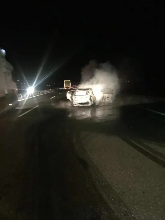 Otoyolda TIR'ın lastiğine çarpan otomobil alev alev yandı