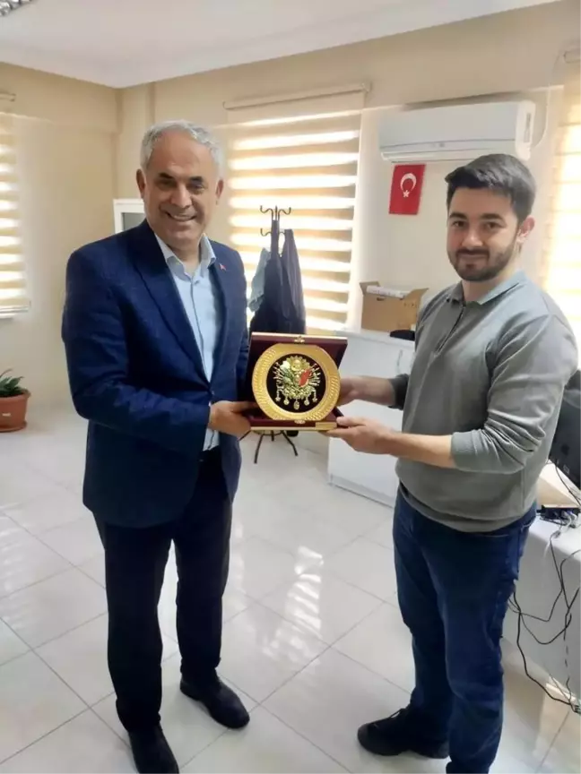 Bilecik Belediye Başkanı Mustafa Yaman, Aile Hekimine Plaket Takdim Etti