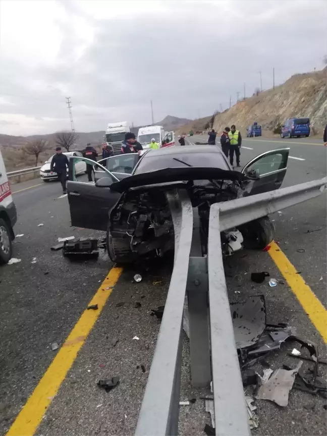 Elazığ'da Otomobil Kazası: 1 Ölü, 1 Yaralı