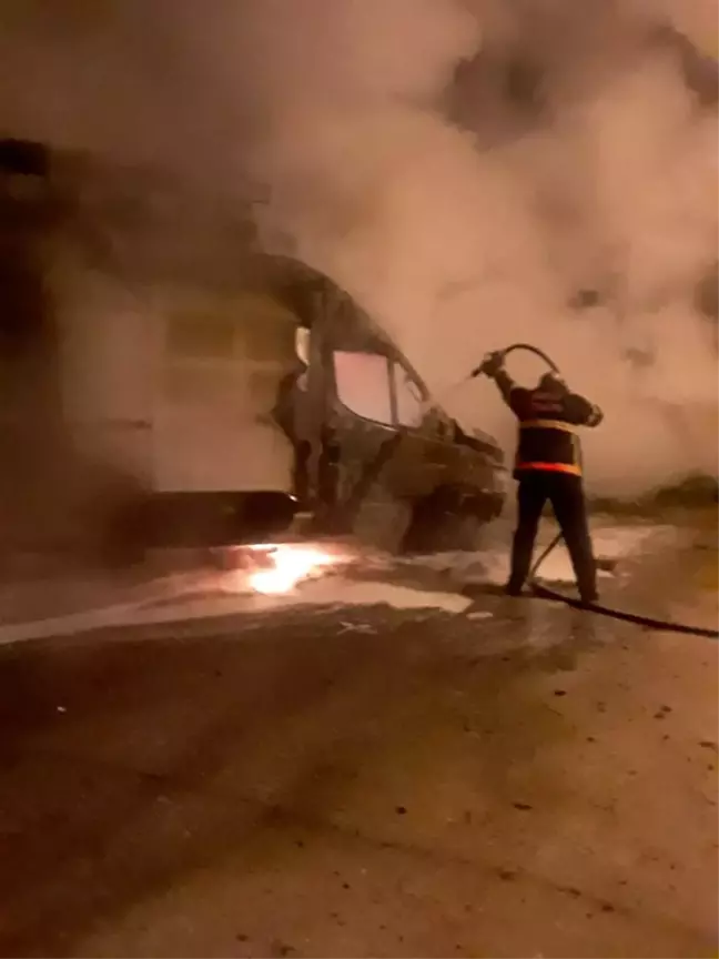 Hatay'ın Kumlu ilçesinde minibüs yangını kontrol altına alındı