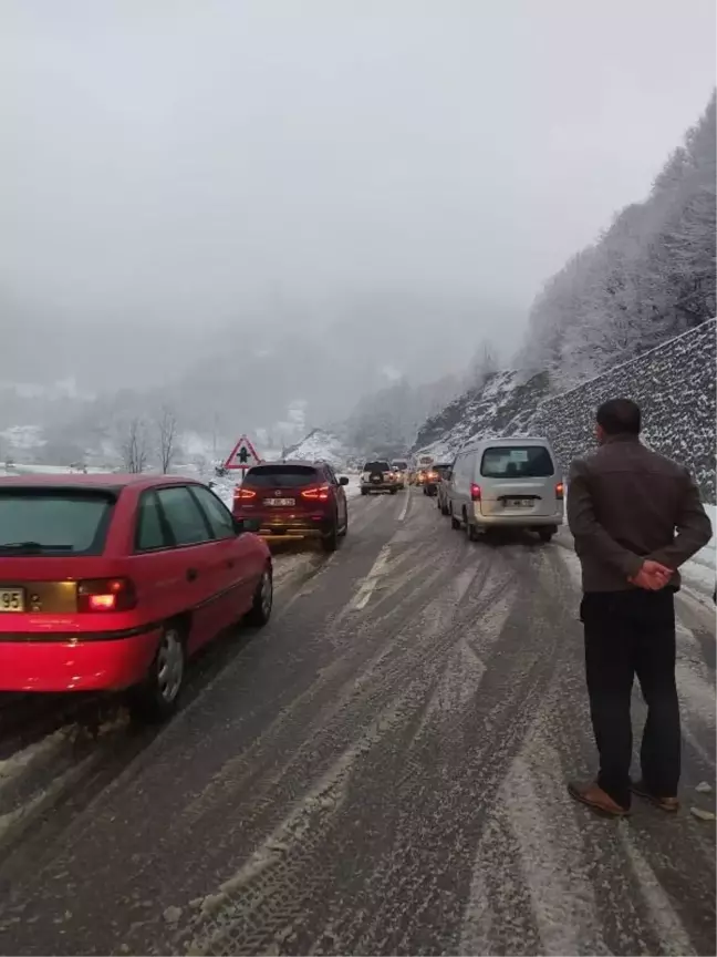 Zonguldak'ta Kar Yağışı Ulaşımı Olumsuz Etkiledi
