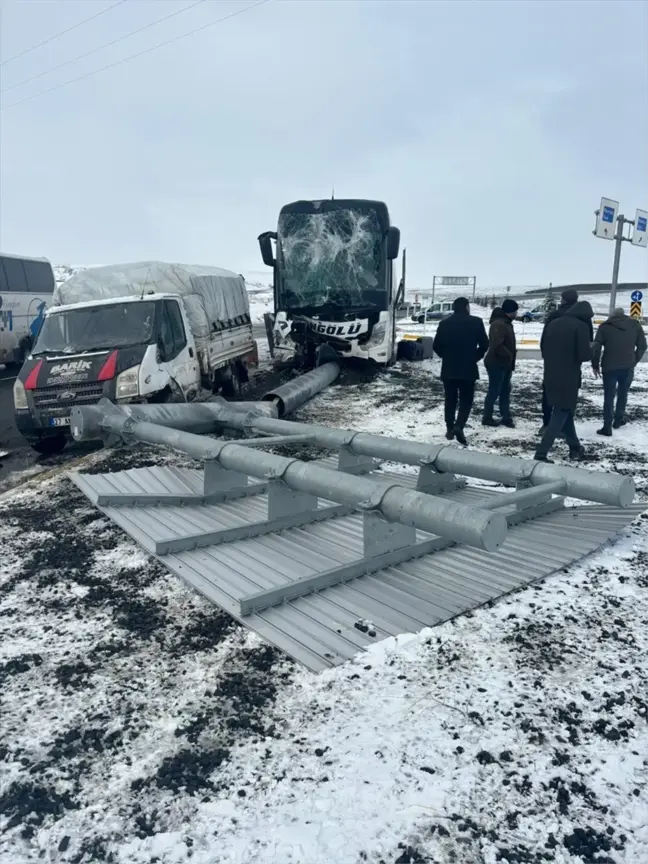 Ağrı'da yolcu otobüsü ile kamyonetin karıştığı trafik kazasında 11 kişi yaralandı