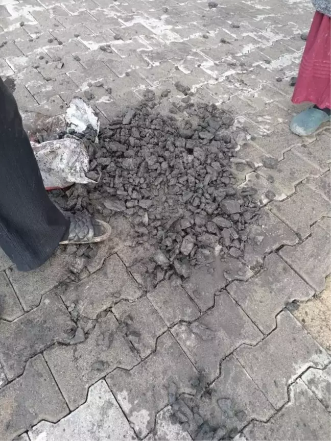 Zonguldak'ta İhtiyaç Sahiplerine Dağıtılan Kömürde Taş Çıktı