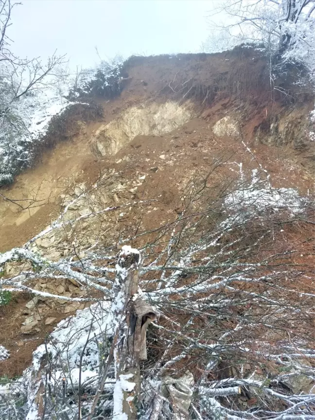 Bolu Mudurnu'da meydana gelen heyelan sonucu yol ulaşıma açıldı