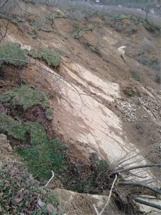 Düzce'de Heyelan Nedeniyle 10 Köy Yolu Ulaşıma Kapandı