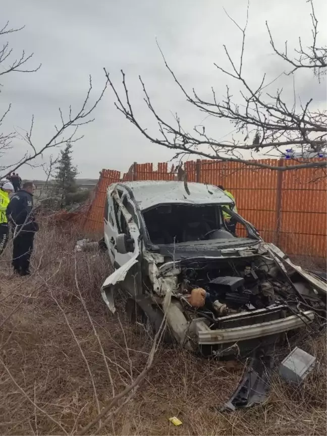 Kırıkkale'de Hafif Ticari Araç Kaza Yaptı: 2 Yaralı