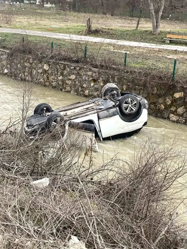 Bolu'da Abant Gölü Milli Parkı'nda araç dereye uçtu, 4 kişi boğulmaktan kurtarıldı