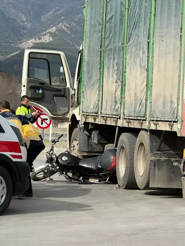 Bolu'da kamyonla çarpışan motosiklet sürücüsü yaralandı