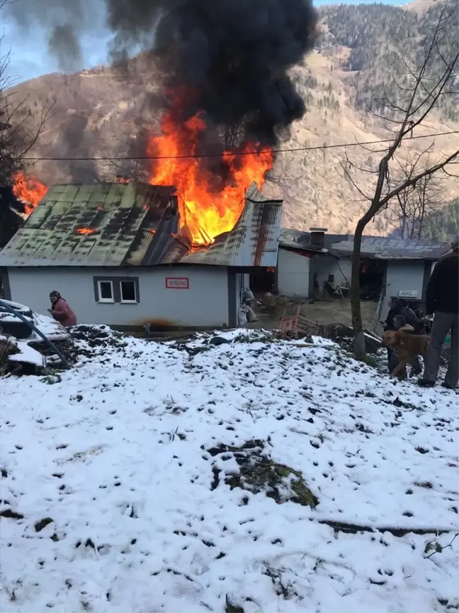 Gümüşhane'de çatı katında çıkan yangın hasara yol açtı
