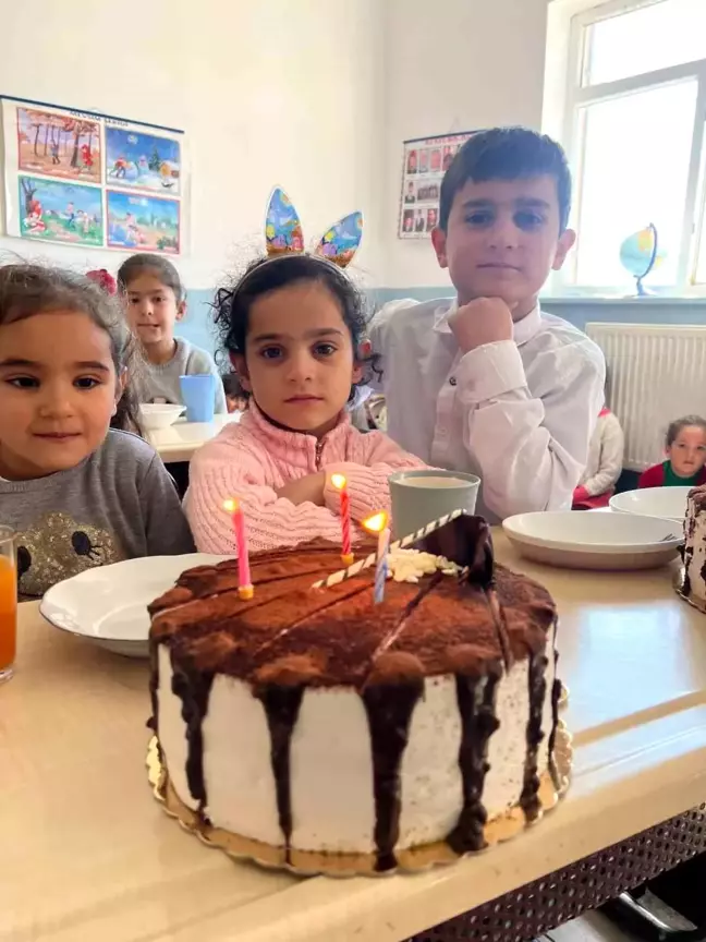 Ağrı'da Köy Okulu Öğrencilerine Doğum Günü Sürprizi