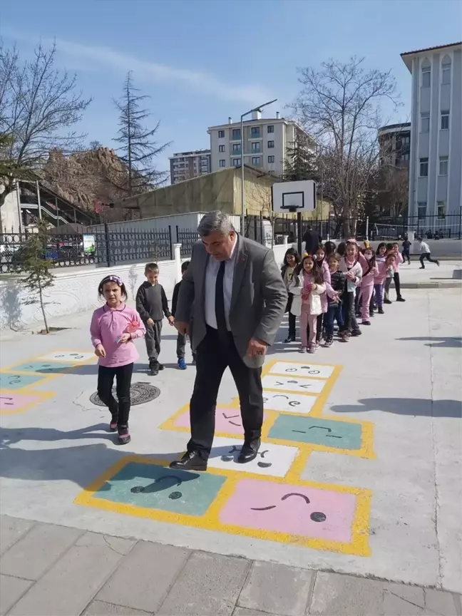 Afyonkarahisar'da Hoca Ahmet Yesevi İlkokulu'nda kapalı oyun alanı açıldı