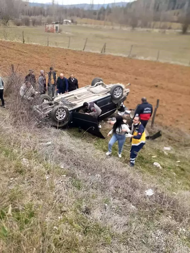 Kastamonu'da Otomobil Tarlaya Yuvarlandı: Sürücü Yaralandı