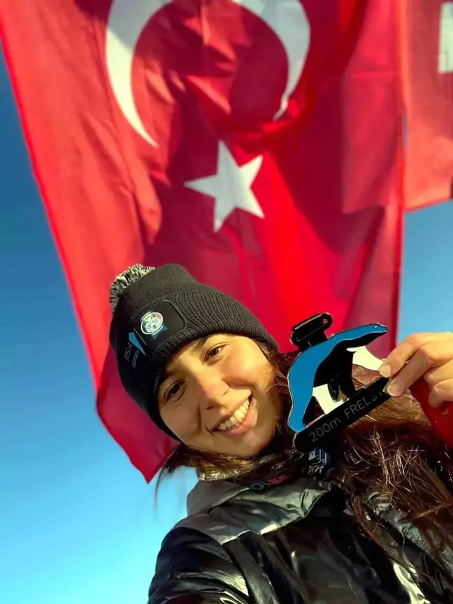 İzmirli Yüzücü Bengisu Avcı Estonya'da Altın Madalya Kazandı