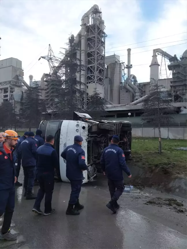 Isparta'da işçi servisinin devrilmesi sonucu 6 kişi yaralandı