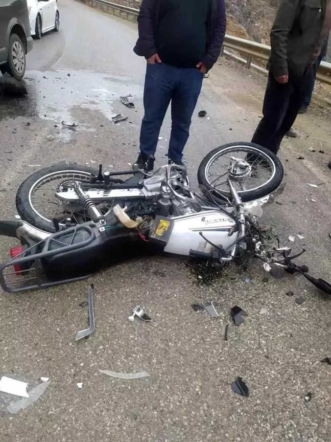 Adıyaman'da hafif ticari araç ile motosiklet çarpıştı: Motosiklet sürücüsü ağır yaralandı