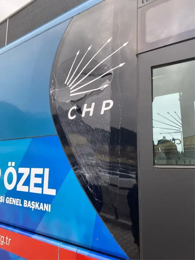 Trabzon'da CHP miting otobüsüne taş atıldı