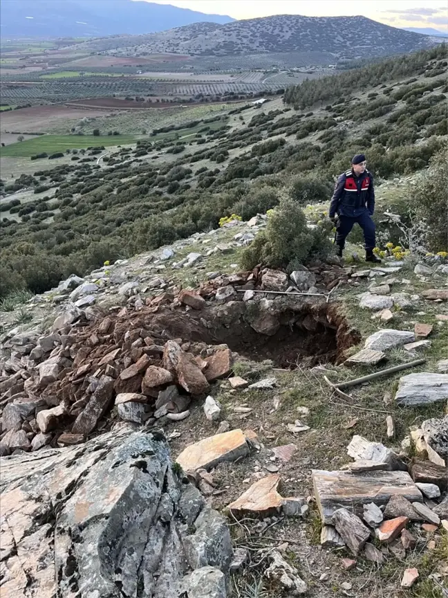 Aydın'ın Karacasu ilçesinde kaçak kazı yapan 2 kişi yakalandı
